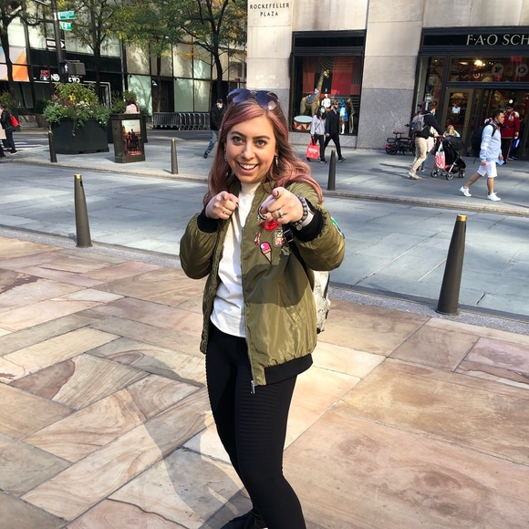 🤩 Meet your Posher, Lori! 🤩 - Picture 9 of 10